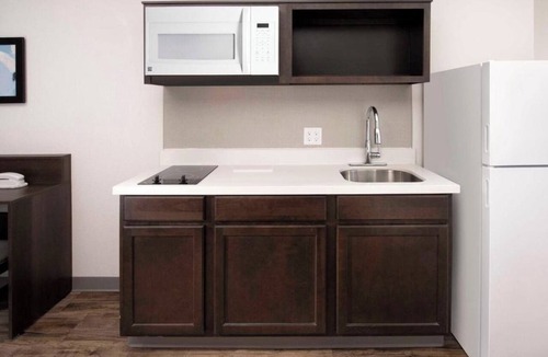 Florida Central Atlantic Coast Hotel | Comfortable Queen Room with Kitchenette – Great for Short Stay or Business Trips
