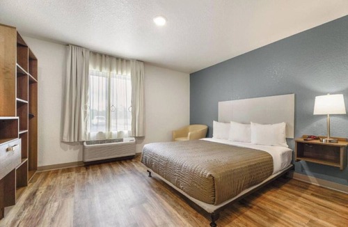 Florida Central Atlantic Coast Hotel | Comfortable Queen Room with Kitchenette – Great for Short Stay or Business Trips