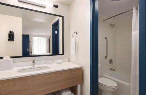 Sarasota Hotel | Comfortable Room w/Free Breakfast, Pool & Pet-Friendly Near Beaches