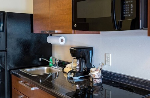 Monaca Hotel | Comfortable Unit Near Beaver Valley Mall w/Kitchenette & Parking
