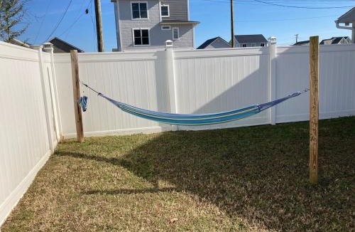 Long Neck House | Comfy 3-Bedroom Near The Beach With A Pool & Grill