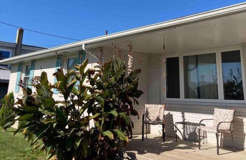 Long Neck House | Comfy 3-Bedroom Near The Beach With A Pool & Grill
