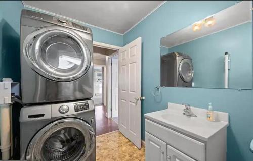 Long Neck House | Comfy 3-Bedroom Near The Beach With A Pool & Grill