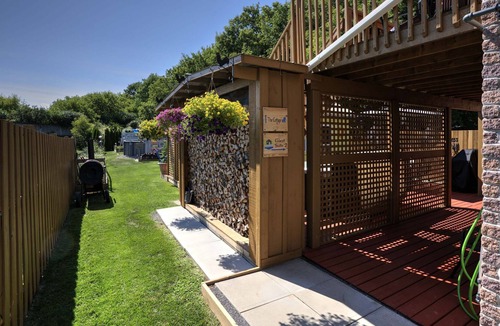 Rideau Heights Apartment | Comfy and Relaxing 2 Bedroom with Pool and Hot Tub
