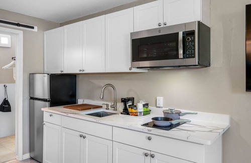 Whitfield Condo | Condo at the Bay with Resort-Style Amenities, Pool, Tiki Bar