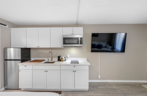 Whitfield Condo | Condo at the Bay with Resort-Style Amenities, Pool, Tiki Bar