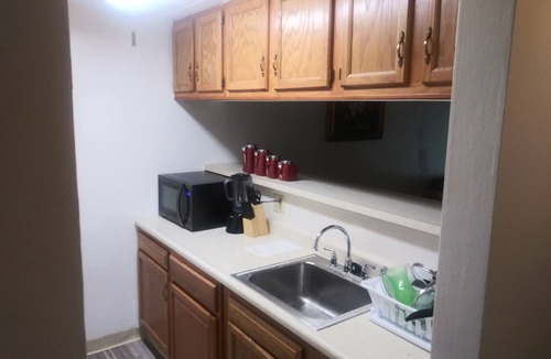 East Price Hill Condo | Condo on a Hill with an Outdoor Pool