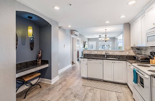 Indian Rocks Beach Condo | Condo with Breathtaking Views on Water Park & 4 Free Passes, 4min Walk to Beach