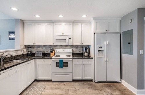 Indian Rocks Beach Condo | Condo with Breathtaking Views on Water Park & 4 Free Passes, 4min Walk to Beach