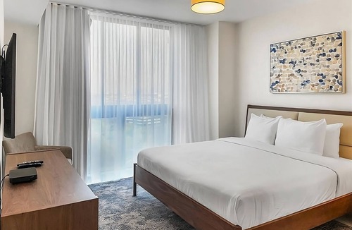 Doral Hotel | Contemporary 3 Bedroom Golf View Residence Close to Shopping & Dining