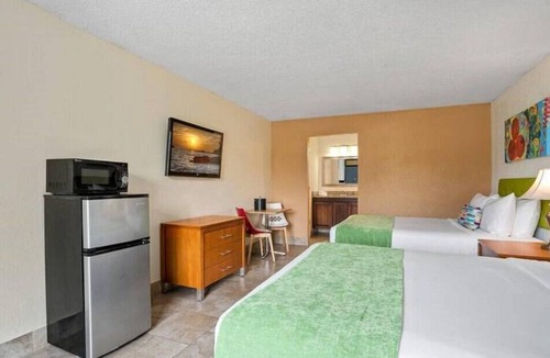 Historic Downtown Kissimmee Hotel | Contemporary Room with 2 DBL Beds in the Entertainment District