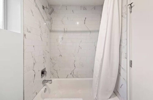 Roosevelt House | Contemporary Studio in DTPH with Pool