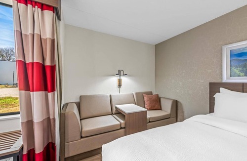 Statesville Hotel | Convenient Room Near Statesville Historic District - 2 miles | Free Breakfast