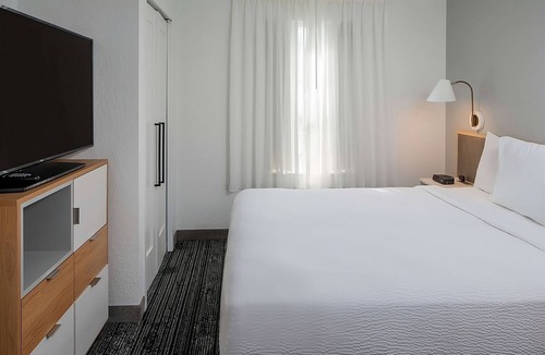Falls Church Hotel | Convenient Stay! Fully-furnished, Pet-friendly, Near Washington Monument!