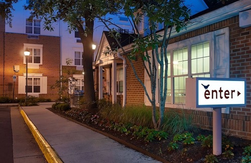 Falls Church Hotel | Convenient Stay! Fully-furnished, Pet-friendly, Near Washington Monument!