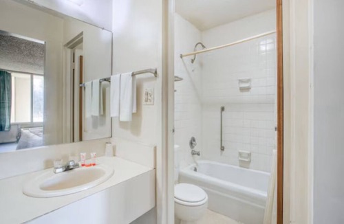 Templeton Hotel | Convenient Stay w/Microwave & Fridge – Great Pit Stop Near the Highway