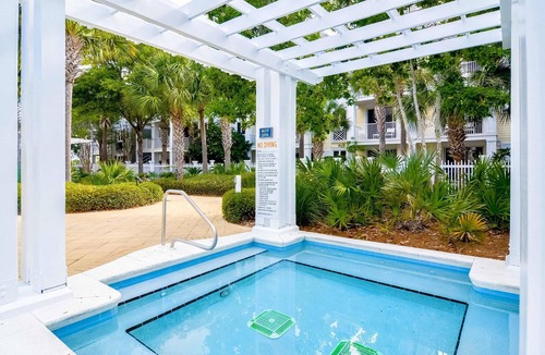 Baytowne Wharf Apartment | Convenient studio close to beach and pier w/WiFi, shared pool, AC