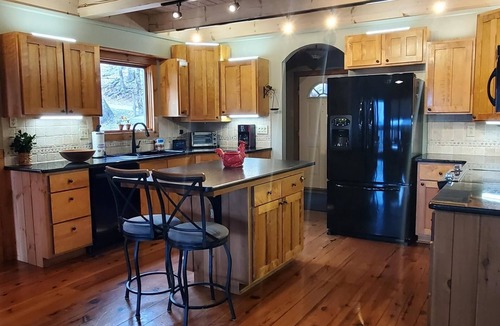West Jefferson Cabin | Cooler Temps, Better Memories! 4BR/4BA Mtn Views, Hot Tub, Game Room