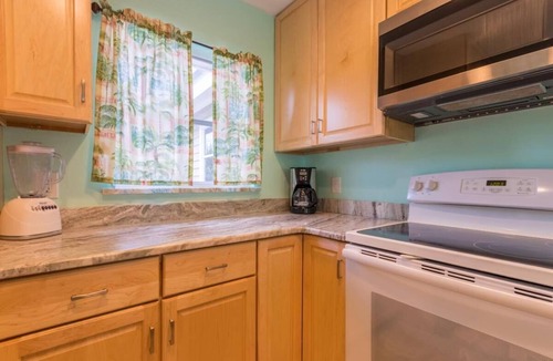 North Captiva House | “Coral Cottage” A Cottage Secluded in Palms with a Jacuzzi 2 minute walk 2 Beach