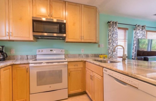 North Captiva House | “Coral Cottage” A Cottage Secluded in Palms with a Jacuzzi 2 minute walk 2 Beach