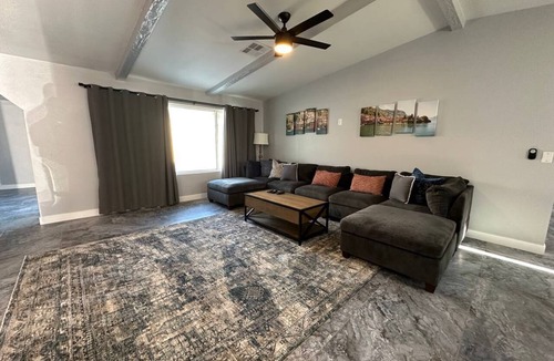 Green Valley North House | Cosy 3-bedroom Getaway with Pool - 12 min from Strip