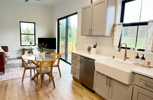Snohomish House | Cosy and Quiet Farm Stay, Overlooking Horse Ranch.
