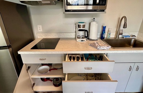 Tavares Cottage | Cottage 31: Hibiscus Hut - Waterfront Lodging in Downtown Tavares, FL