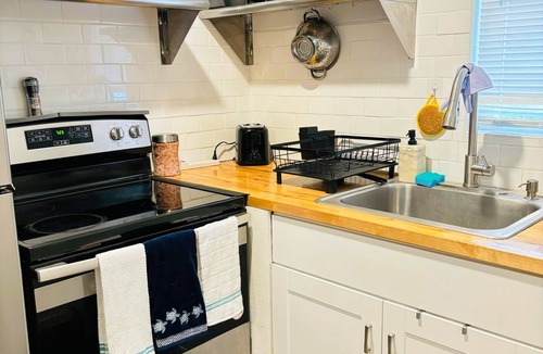 Parker Ridge House | Cottage in West Palm Beach with Wi-Fi, AC, workspace, completely private yard