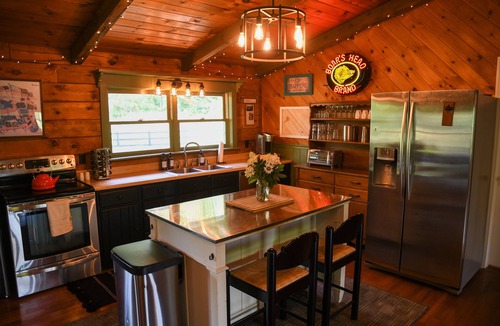 Round Hill Cabin | Country Lodge: Great Room, View, Hot tub