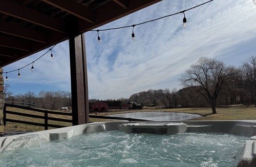 Round Hill Cabin | Country Lodge: Great Room, View, Hot tub