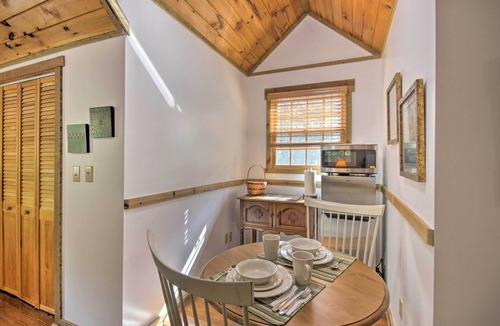 Berkeley Springs Cabin | Couples Cabin - 5 Mi to DT Berkeley Springs!