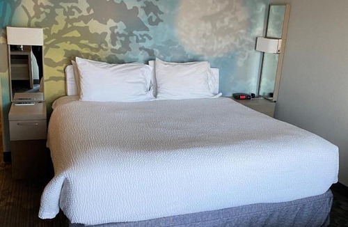 Raynham Hotel | Courtyard Boston Raynham