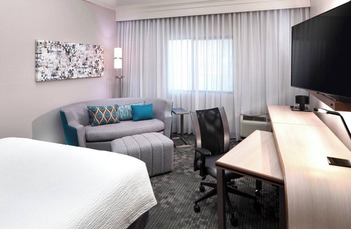 Ferry Pass Hotel | Courtyard by Marriott Pensacola