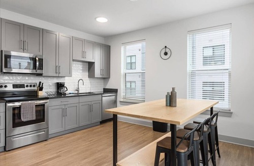 East Walnut HIlls Apartment | Cozy 10BR/BA combined Apartment Near DT Cincinnati