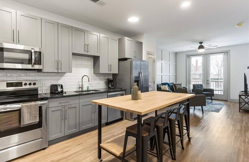 East Walnut HIlls Apartment | Cozy 10BR/BA combined Apartment Near DT Cincinnati
