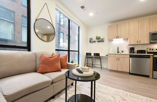 East Liberty Apartment | Cozy 1BR/1BA + Gym Near UPMC & Carnegie Mellon