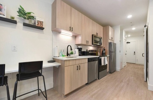 East Liberty Apartment | Cozy 1BR/1BA + Gym Near UPMC & Carnegie Mellon