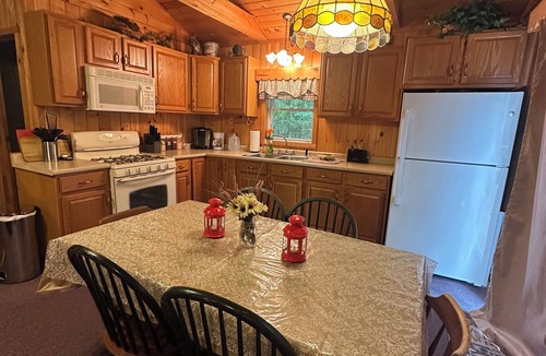 Keeseville Cabin | Cozy 2-bedroom cabin in charming Keeseville with access to private Augur lake