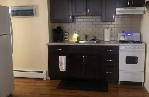 South End Apartment | Cozy- 2-Bedroom clean and Quiet- Maple St. Walk anywhere