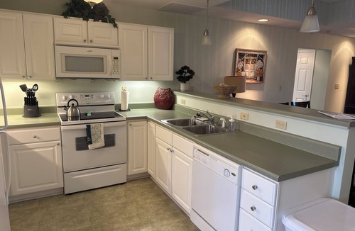 Bluff City Condo | Cozy 2-bedroom condo in beautiful Bristol with AC and gym access