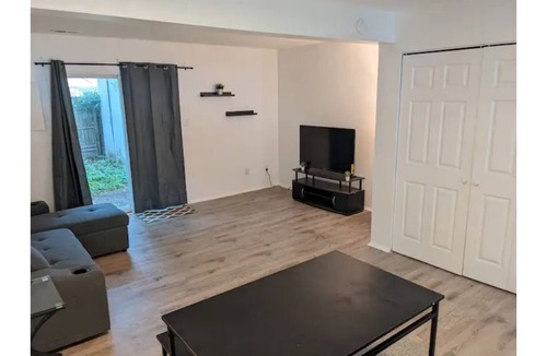 Northwest House | Cozy 2-bedroom townhouse close to the beach.