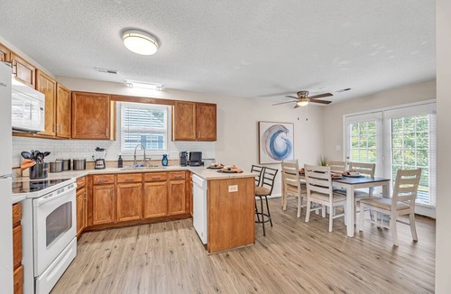 Winston - Salem House | Cozy 2BR King Bed Sleeps 6 Near Hospital & Wake Forest