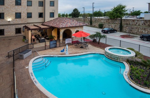 Irving Apartment | Cozy 2BR Suite w/Workspace, Kitchen | Pool Access
