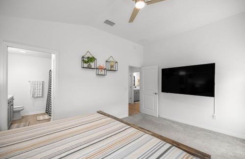 Sumter County House | Cozy 2BR With Golfcart 5 Mins to Eastport Sq