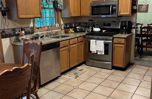 Gansevoort House | Cozy 3 bedrm colonial near Saratoga Springs and Adirondack/Lake George region.