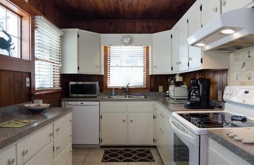 South End House | Cozy 3BR Cottage Sitting on the Waterway!