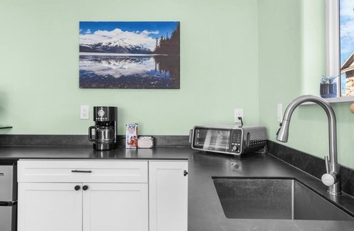 Sunset Apartment | Cozy and Comfortable Studio with Kitchenette and Work Space