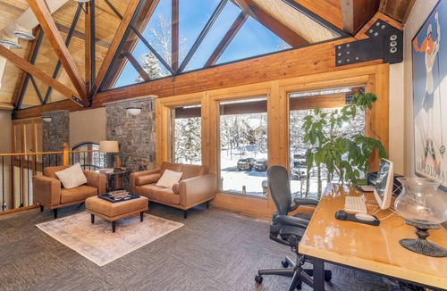 Mountain Village Hotel | Cozy Bear Creek Lodge King Room | Heated Pool, Hot Tubs & Pet-Friendly