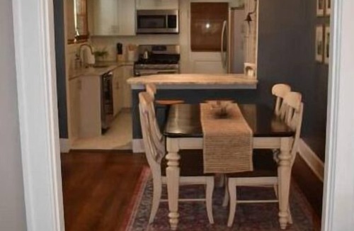 Ludlow House | Cozy bungalow with chef's kitchen near Cincinnati
