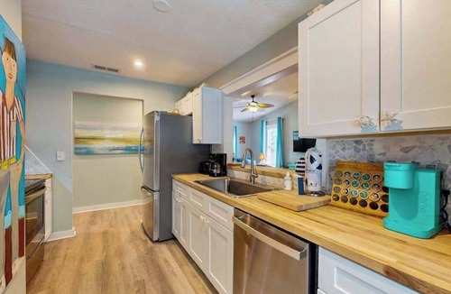 Bayou Oaks House | Cozy bungalow with shared pool, internet, onsite washer and dryer